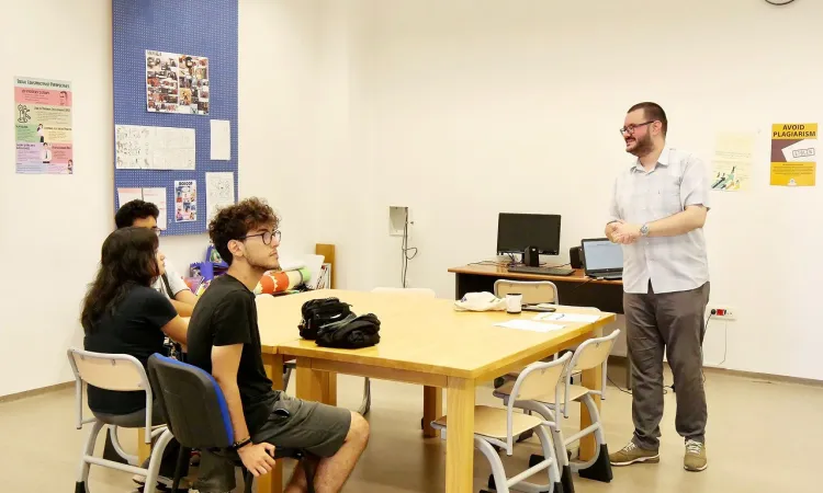 Šekspir bez scenarija: Praktični uvod u scenske vještine s dr. Kahrićem